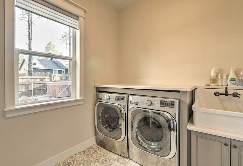 Chic & Modern Flagstaff Home W/ Hot Tub + Fire Pit