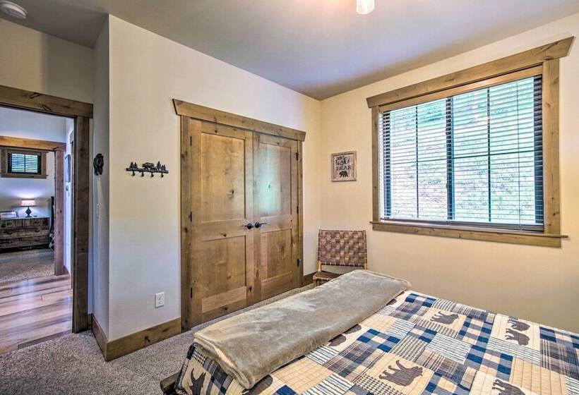 Cle Elum Cabin W/ Hot Tub & Breathtaking View