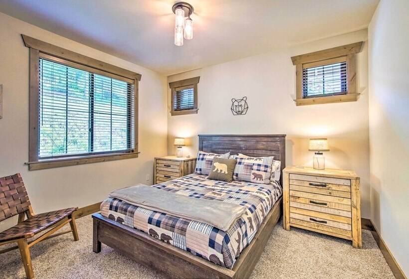 Cle Elum Cabin W/ Hot Tub & Breathtaking View