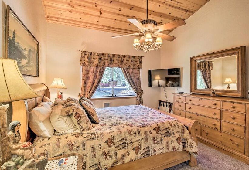 Scenic Deck + Horse Corral: Pinetop Lakeside Cabin