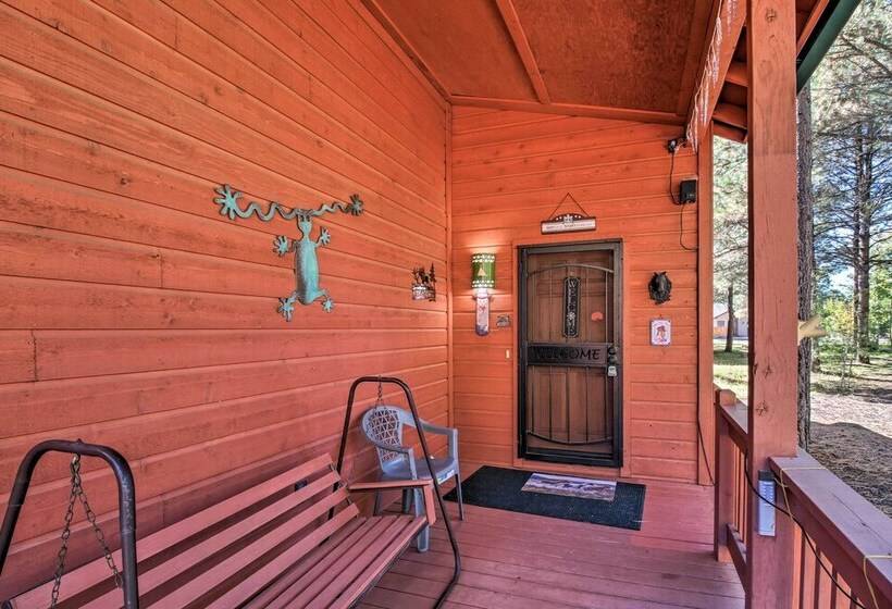 Scenic Deck + Horse Corral: Pinetop Lakeside Cabin