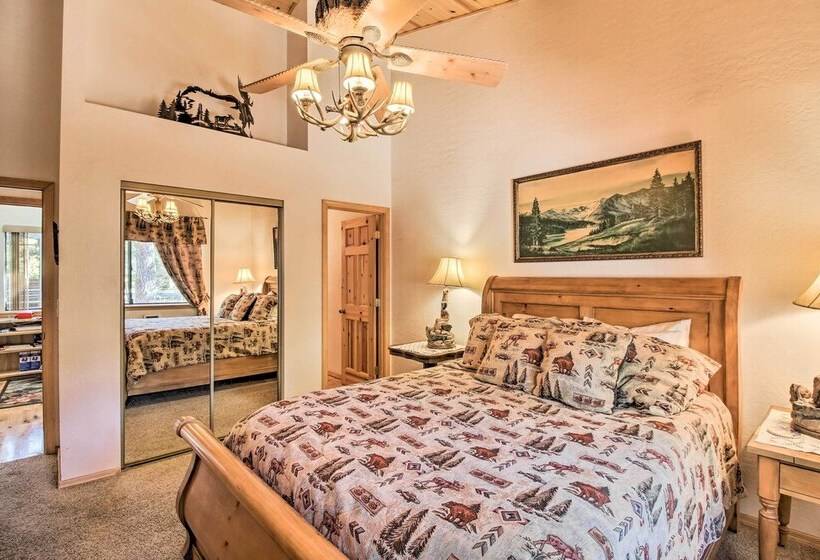 Scenic Deck + Horse Corral: Pinetop Lakeside Cabin