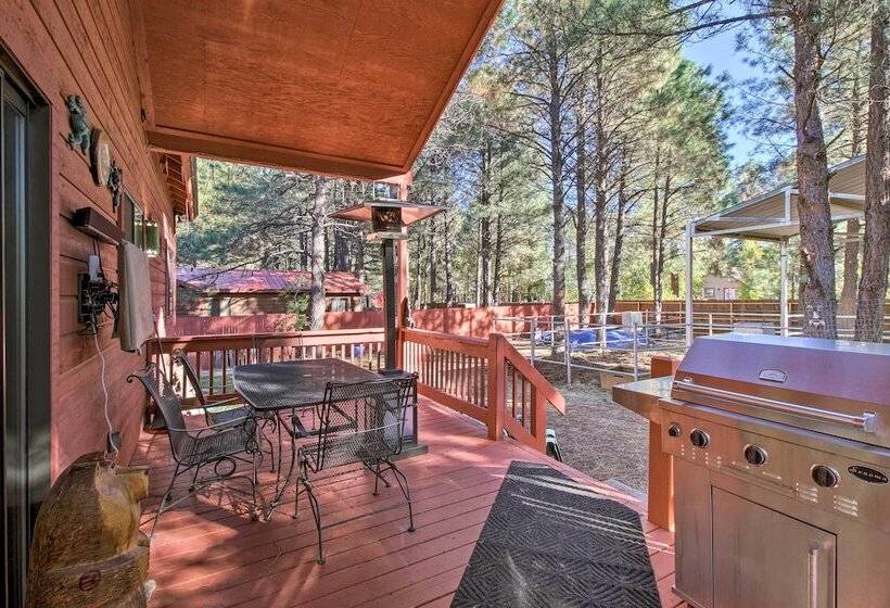 Scenic Deck + Horse Corral: Pinetop Lakeside Cabin