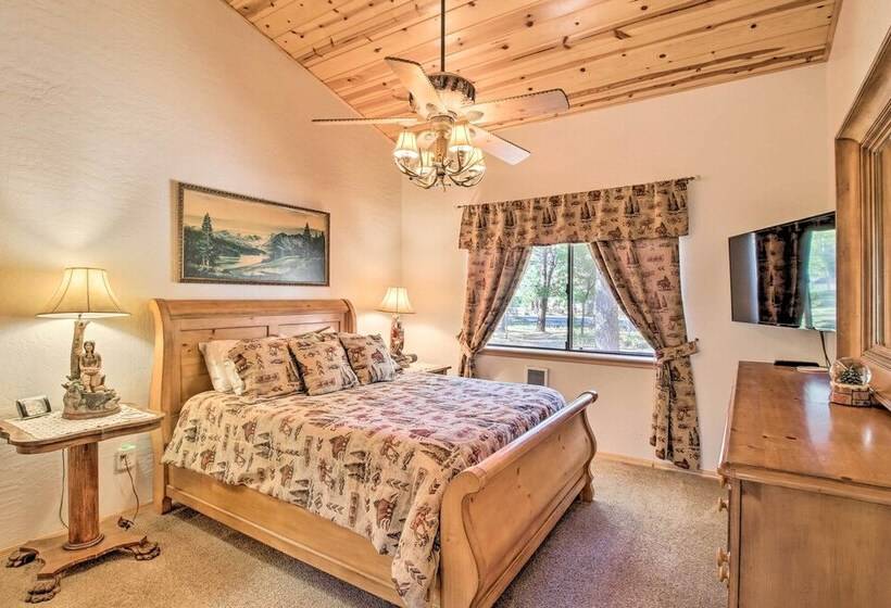 Scenic Deck + Horse Corral: Pinetop Lakeside Cabin