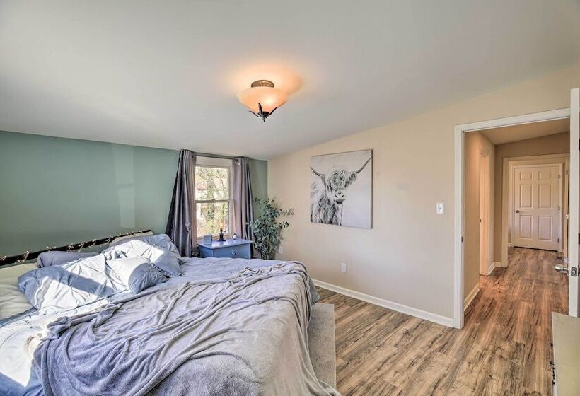 Cozy Bristol Home W/ Yard ~ 1 Mile To Downtown!