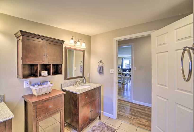 Cozy Bristol Home W/ Yard ~ 1 Mile To Downtown!