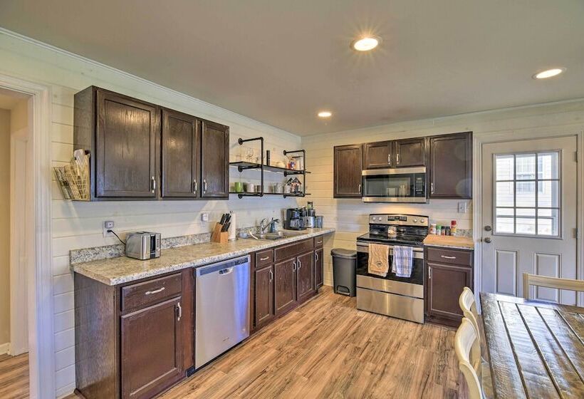 Cozy Bristol Home W/ Yard ~ 1 Mile To Downtown!