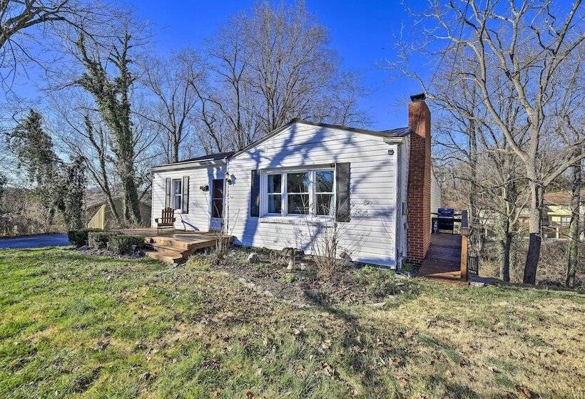 Cozy Bristol Home W/ Yard ~ 1 Mile To Downtown!