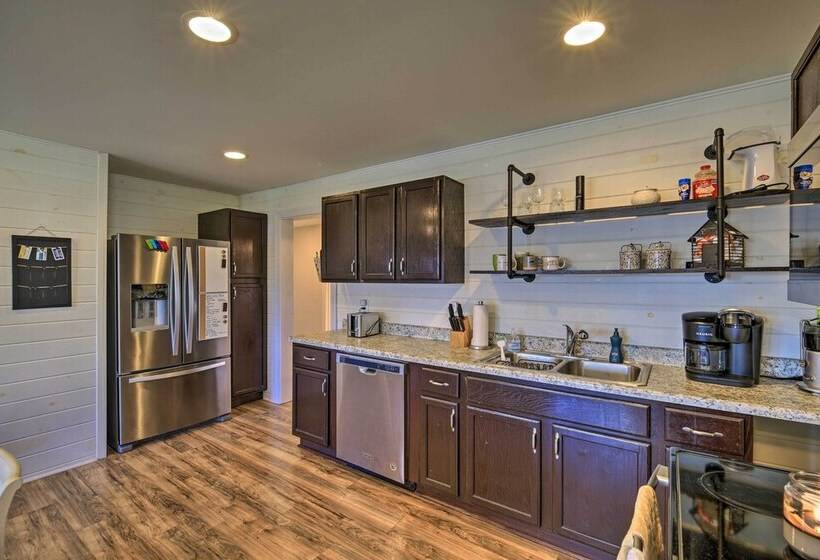 Cozy Bristol Home W/ Yard ~ 1 Mile To Downtown!