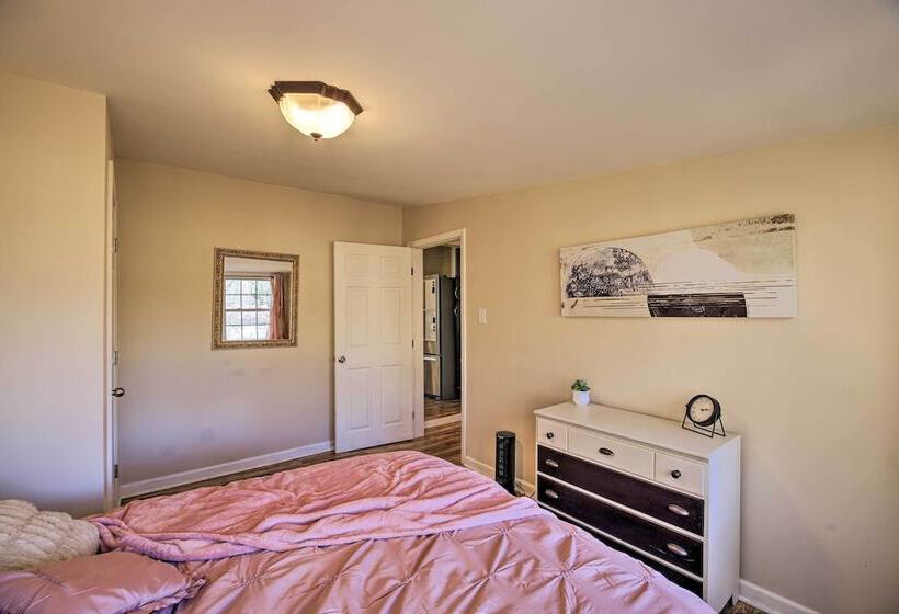 Cozy Bristol Home W/ Yard ~ 1 Mile To Downtown!