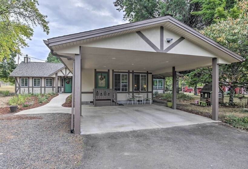Cozy Cottage On Flower Farm W/ Baker Creek Views!