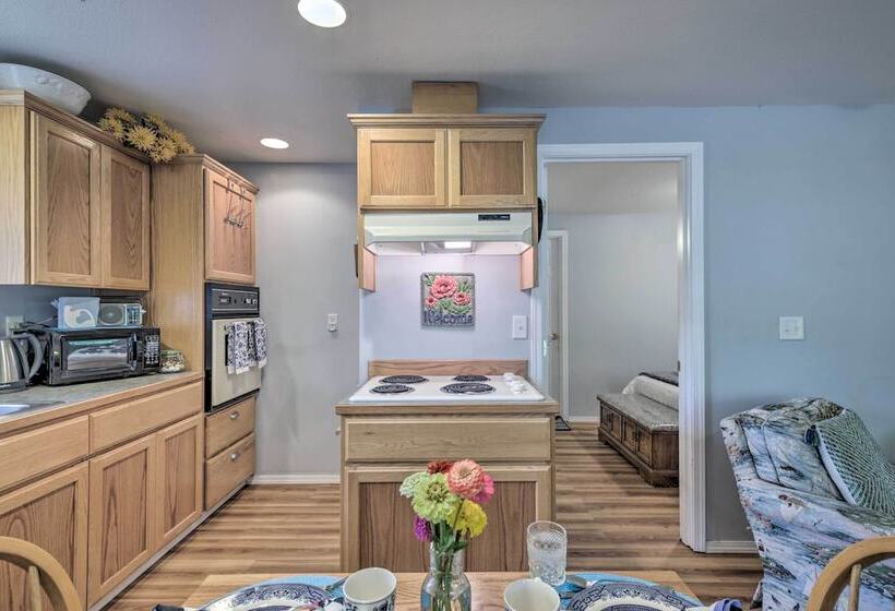 Cozy Cottage On Flower Farm W/ Baker Creek Views!