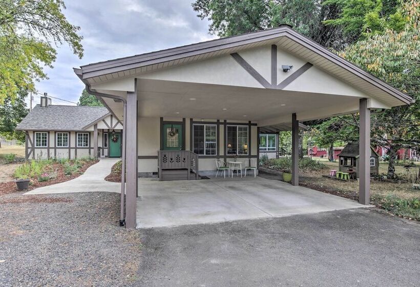 Cozy Cottage On Flower Farm W/ Baker Creek Views!