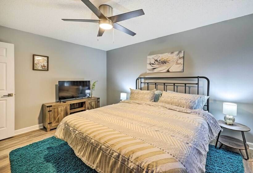 Cozy Holiday Island Home: Hot Tub + Chiminea!