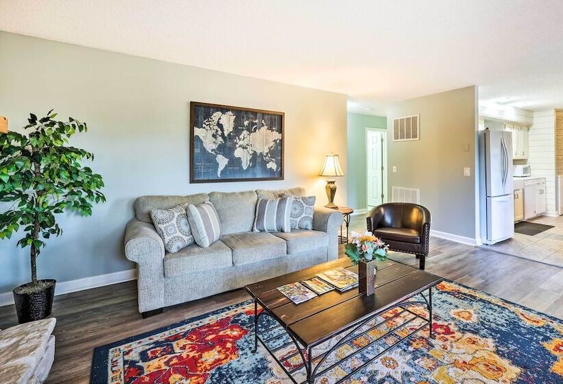 Cozy Holiday Island Home: Hot Tub + Chiminea!