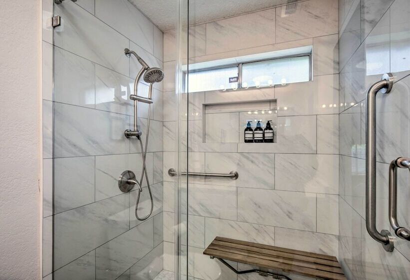 2 Mi To Lone Star Park: Irving Home W/ Fenced Yard