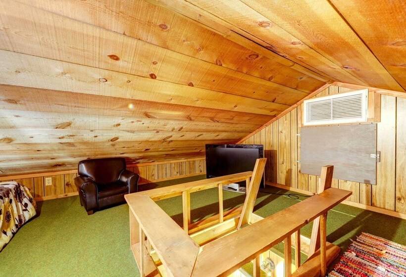 Pet Friendly Pine Cabin W/ Deck: 2 Mi To Trail