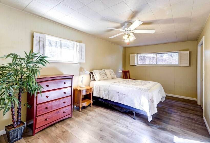 Pet Friendly Pine Cabin W/ Deck: 2 Mi To Trail