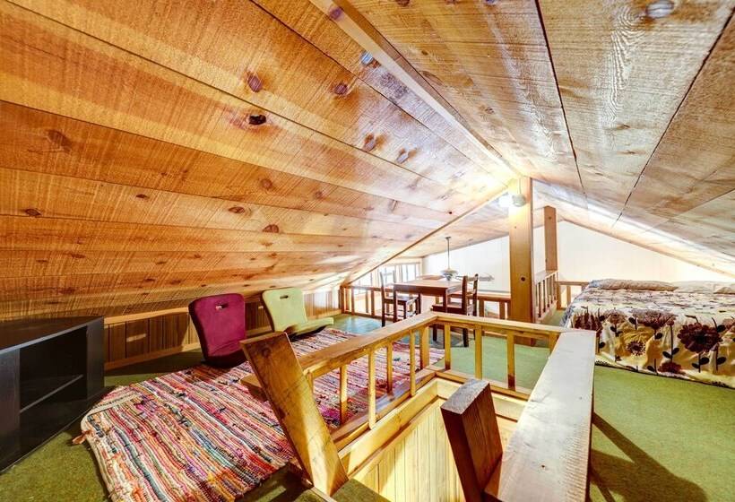 Pet Friendly Pine Cabin W/ Deck: 2 Mi To Trail