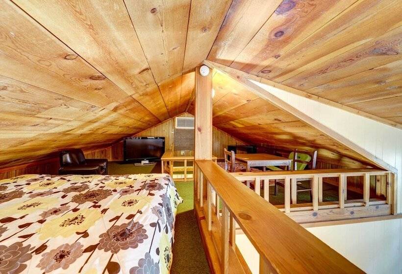 Pet Friendly Pine Cabin W/ Deck: 2 Mi To Trail