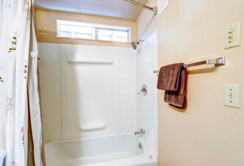 Pet Friendly Pine Cabin W/ Deck: 2 Mi To Trail