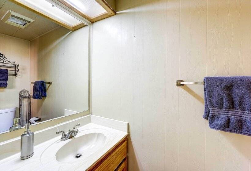 Pet Friendly Pine Cabin W/ Deck: 2 Mi To Trail