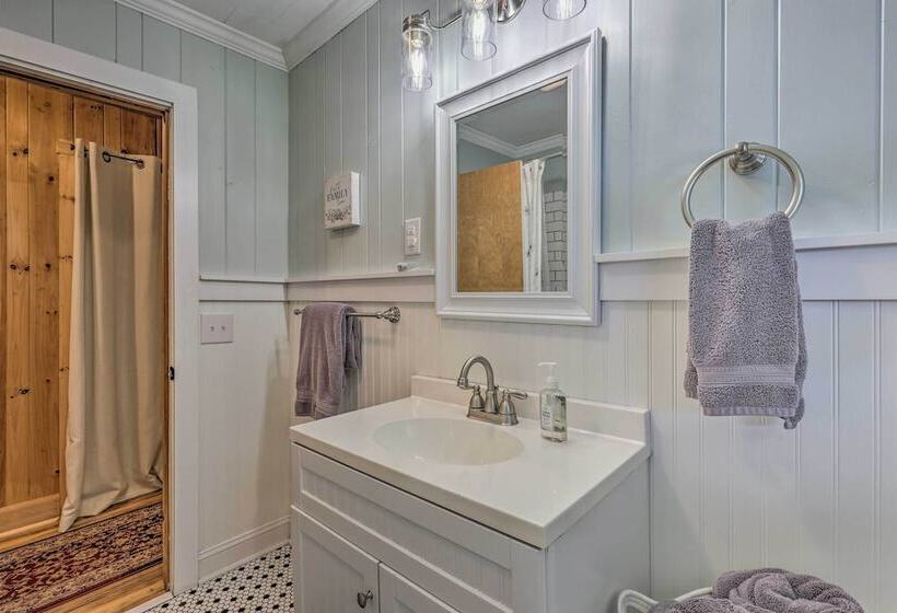 Near Hiking: Roaring Gap Retreat W/ Fire Pit!