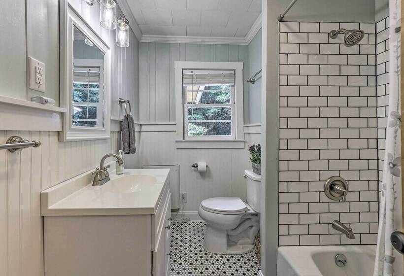 Near Hiking: Roaring Gap Retreat W/ Fire Pit!