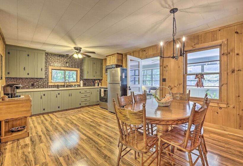 Near Hiking: Roaring Gap Retreat W/ Fire Pit!