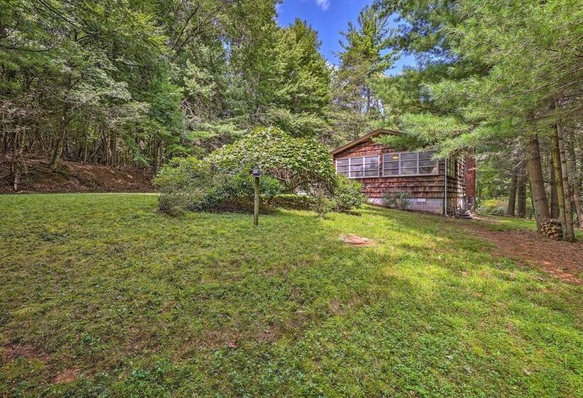 Near Hiking: Roaring Gap Retreat W/ Fire Pit!