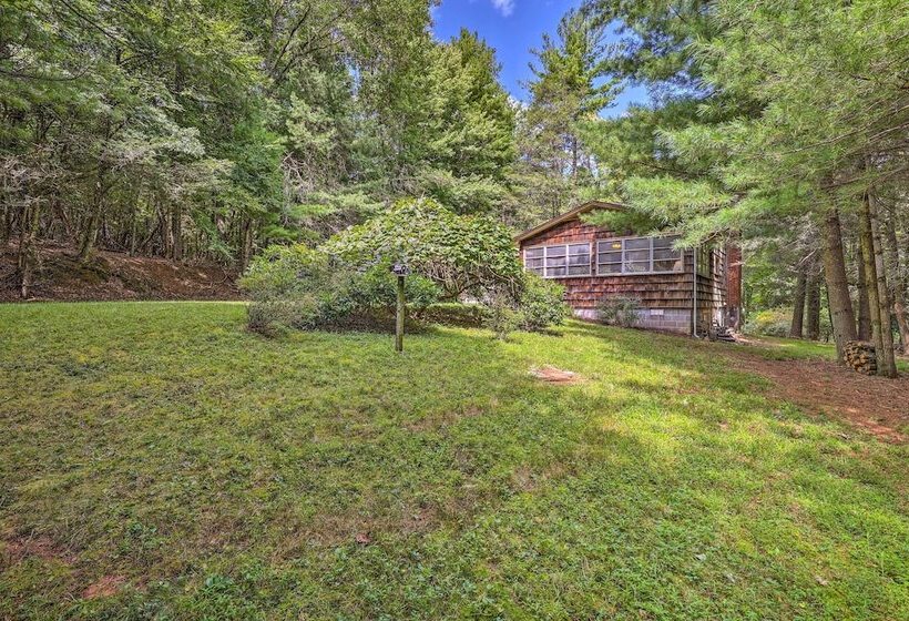 Near Hiking: Roaring Gap Retreat W/ Fire Pit!