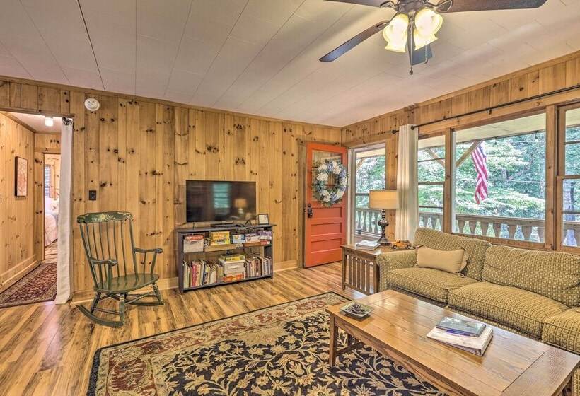 Near Hiking: Roaring Gap Retreat W/ Fire Pit!