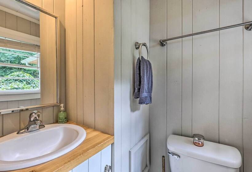 Near Hiking: Roaring Gap Retreat W/ Fire Pit!