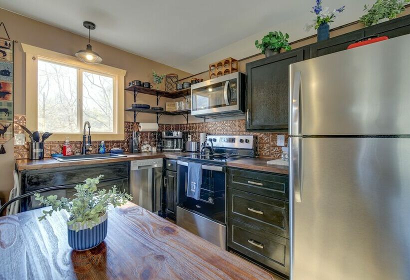 Cozy Tennessee Cabin W/ Hot Tub & Pool Table!