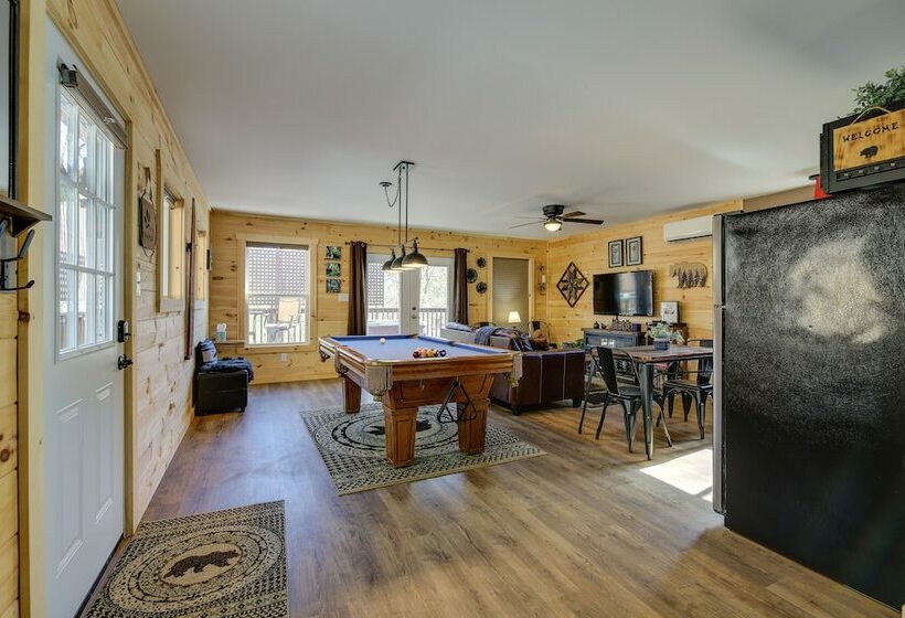 Cozy Tennessee Cabin W/ Hot Tub & Pool Table!