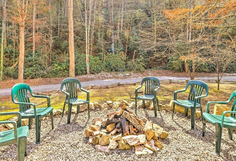 Creekside Sevierville Cabin: Game Room & Hot Tub!
