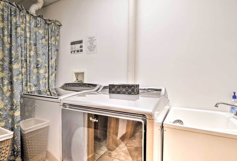 Creekside Sevierville Cabin: Game Room & Hot Tub!