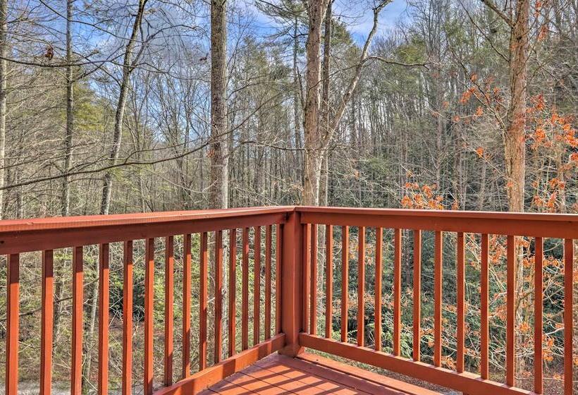 Creekside Sevierville Cabin: Game Room & Hot Tub!