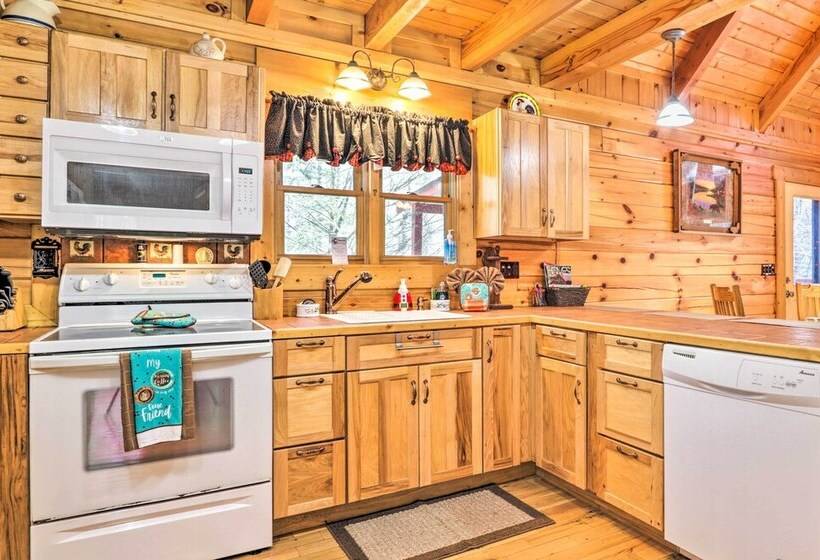 Creekside Sevierville Cabin: Game Room & Hot Tub!