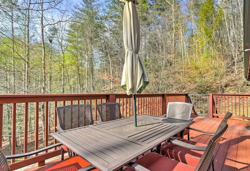 Creekside Sevierville Cabin: Game Room & Hot Tub!