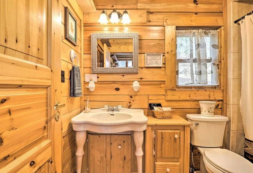 Creekside Sevierville Cabin: Game Room & Hot Tub!