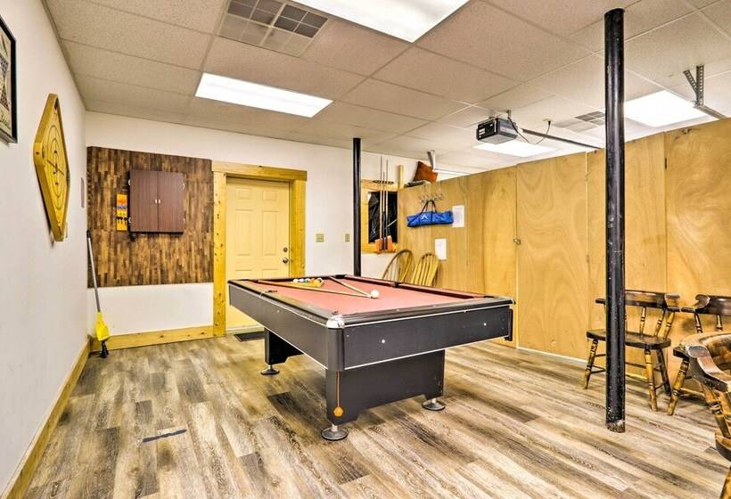 Creekside Sevierville Cabin: Game Room & Hot Tub!