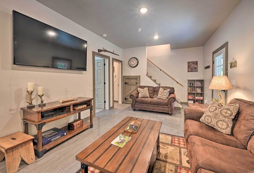 Darby Cabin In National Forest: Walk To River!