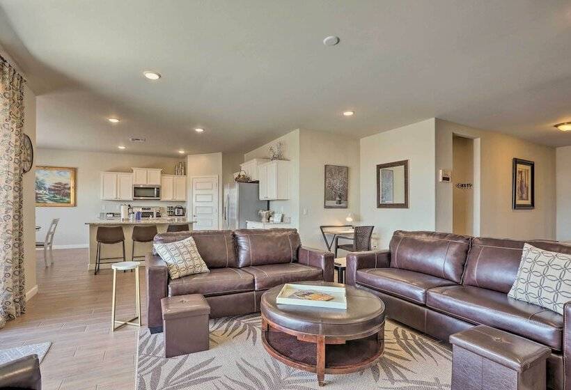 Delightful Family Friendly House W/ Fire Pit!