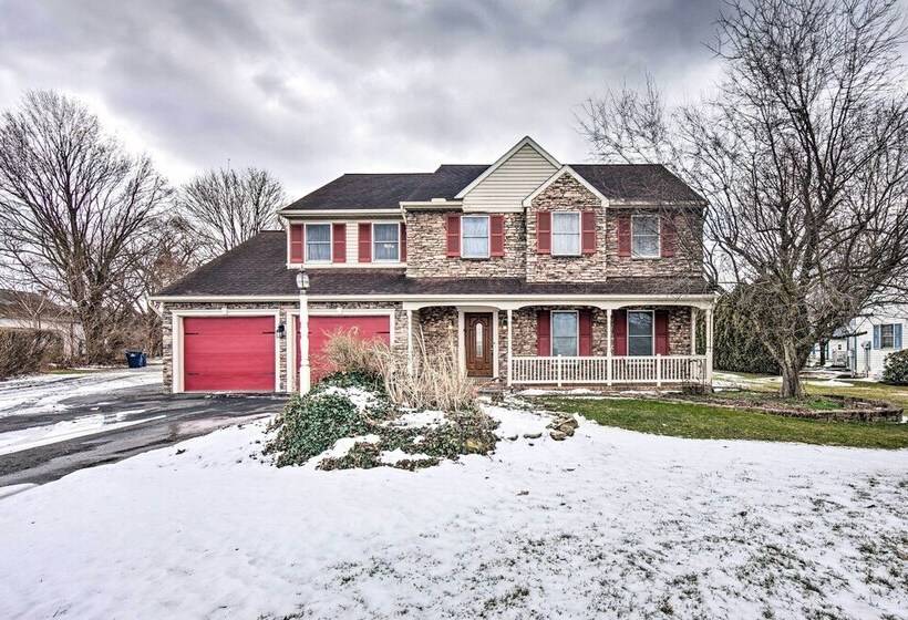 East Earl Retreat W/ Hot Tub < 4 Mi To Town!