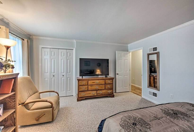 East Earl Retreat W/ Hot Tub < 4 Mi To Town!