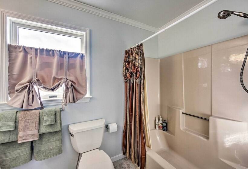 East Earl Retreat W/ Hot Tub < 4 Mi To Town!