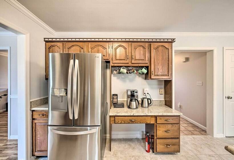 East Earl Retreat W/ Hot Tub < 4 Mi To Town!