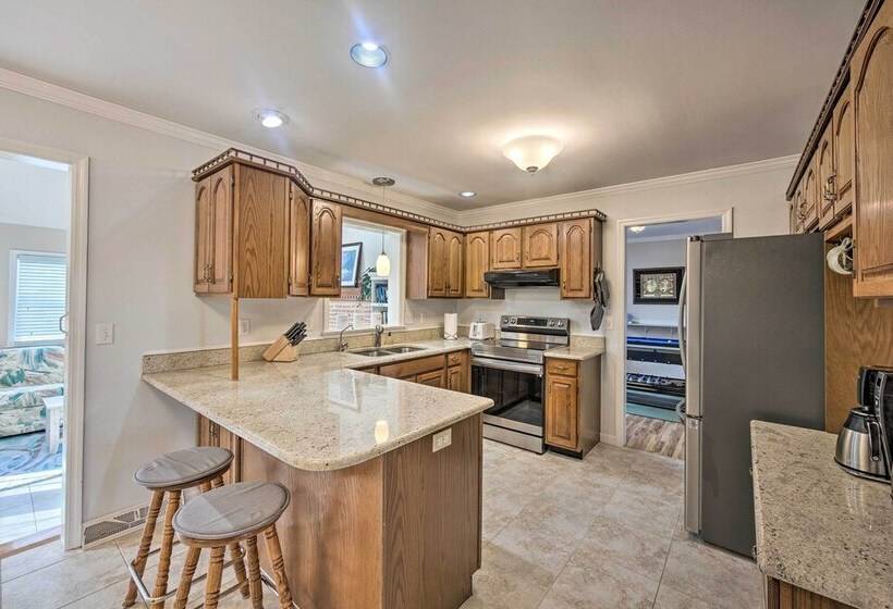 East Earl Retreat W/ Hot Tub < 4 Mi To Town!