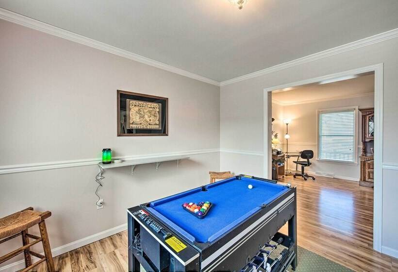 East Earl Retreat W/ Hot Tub < 4 Mi To Town!